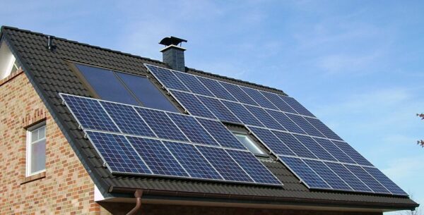 Bild: Solarzellen auf einem Hausdach (Pujanak, gemeinfrei)