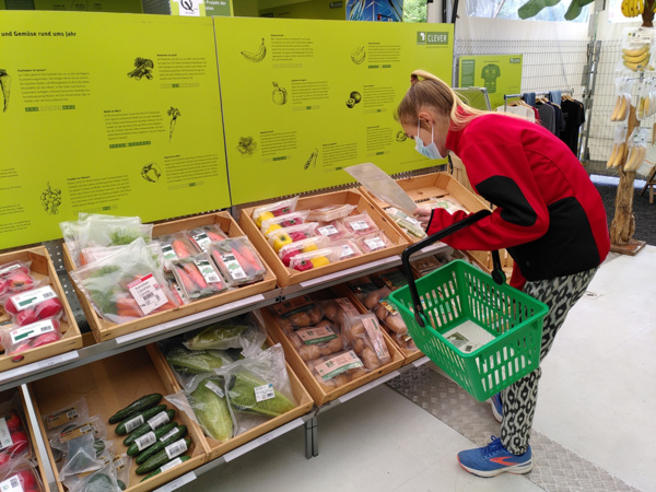 Foto: Nationalrätin Meret Schneider (Grüne) bei ihrem «Probeeinkauf» an der Ausstellung (ZVG)