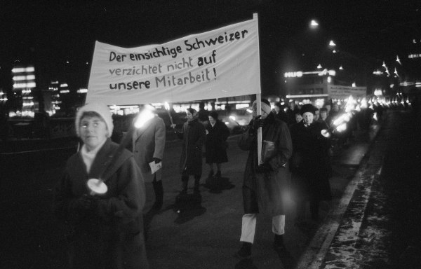 Foto: Fackelumzug für das Frauenstimmrecht in Zürich im Februar 1963 (Heinz Baumann, Comet Photo AG, CC BY-SA 4.0)