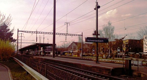 Foto: Bahnhof Schwerzenbach (DidiWeidmann, wikimedia commons, CC BY-SA 1.0)