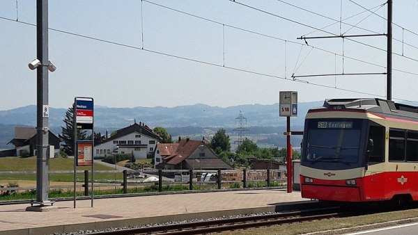 Foto: Forchbahn-Haltestelle Neuhaus bei Egg (Georg Gmür, wikimedia commons, CC0 1.0)