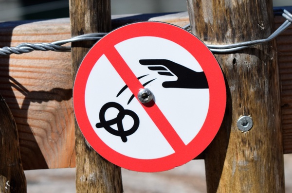 Foto: Schild "Brezeln wegwerfen verboten" (ifinnsson, pixabay, pixabay license)