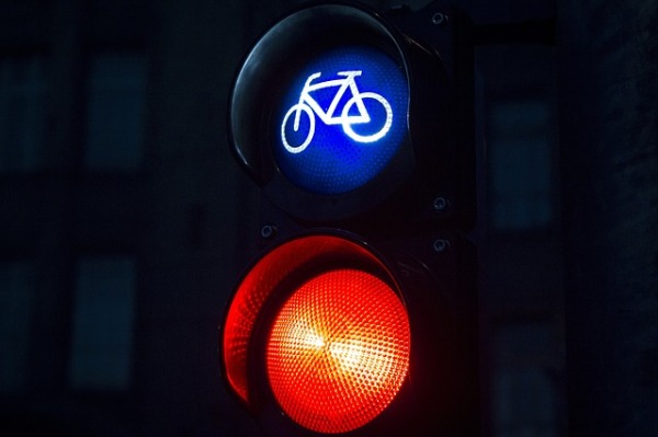 Foto: Eine rote Ampel, die das Weiterfahren mit dem Velo jedoch erlaubt (paulsteuber, Pixabay License)