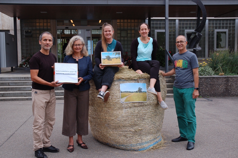 Foto: Patricio Frei, Debora Zahn, Natalie Lengacher und Sergio Zanchi überreichen Stadtpräsidentin Barbara Thalmann die Initiative gegen die Moosackerstrasse (Grüne Uster, ZVG)