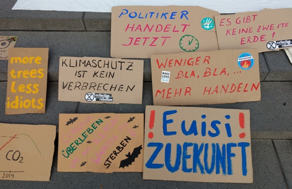 Foto: Transparente des Klimastreiks Zürcher Oberland (Grüne Dübendorf)