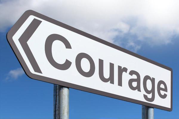 Bild: Wegweiser mit der Aufschrift "Courage" (Courage by Nick Youngson CC BY-SA 3.0 Alpha Stock Images)
