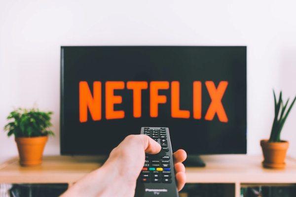 Foto: Auf einem Fernseher läuft Netflix (freestocks.org, pexels, CC0)