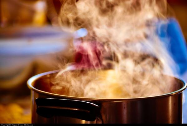 Symbolbild Kochen: Ein dampfender Kochtopf (Moyan Brenn, flickr, CC BY 2.0)