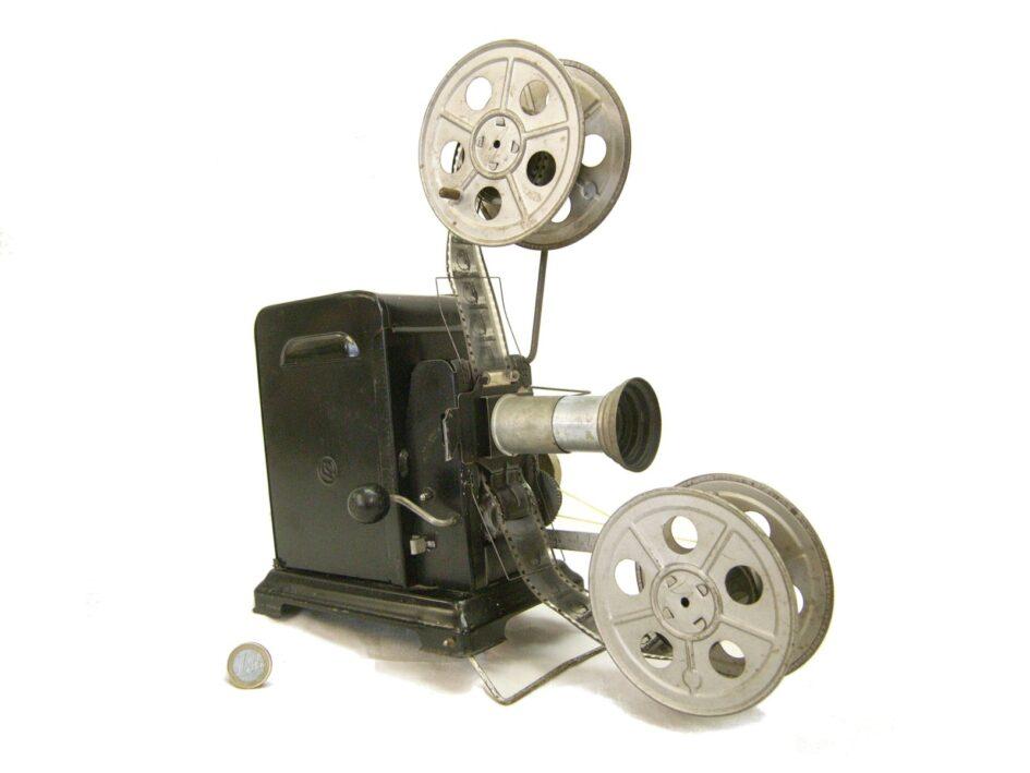 Foto: Filmprojektor mit Handkurbel (M_H.DE, wikimedia commons, CC BY-SA 2.5)