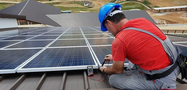 Foto: Ein Handwerker installiert eine Solaranlage (pixabay)