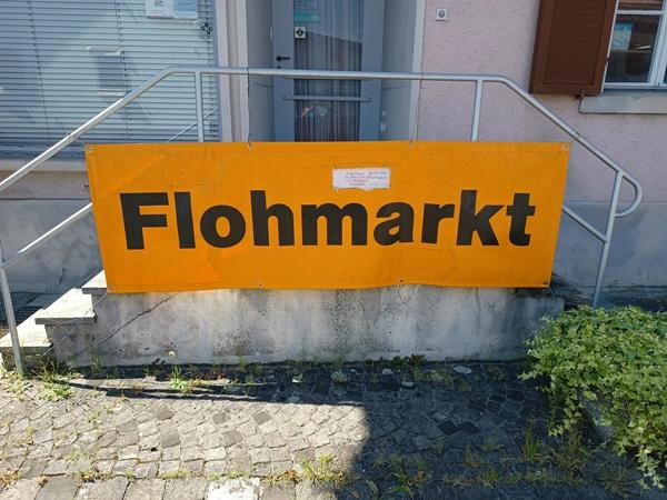 Foto: Werbebanner für den Flohmarkt Zimikon (David Siems, ZVG)