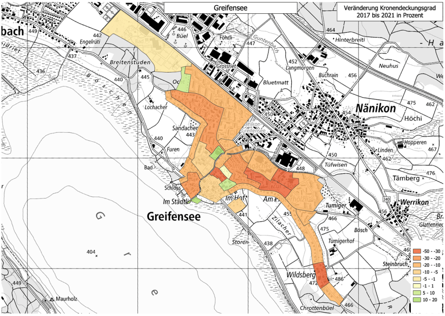 Karte: Veränderung des Kronendeckungsgrades in Greifensee 2017-2021: Die roten und orangen Flächen weisen einen Rückgang aus. In den wenigen grünen Gebieten, wie z.B. beim Zentrum Meierwis, hat der Kronendeckungsgrad zugenommen.