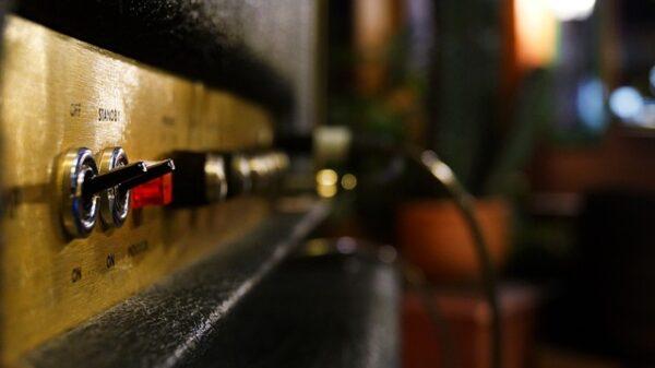 Foto: Nahaufnahme eines Marshall-Verstärkers in einem Club (JaniSnellman, pixabay)