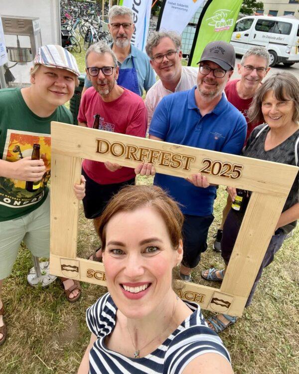 Gruppenfoto vom Parteienstand am Dorffest Schwerzenbach 2025 (Kiki Jungfer, zvg)
