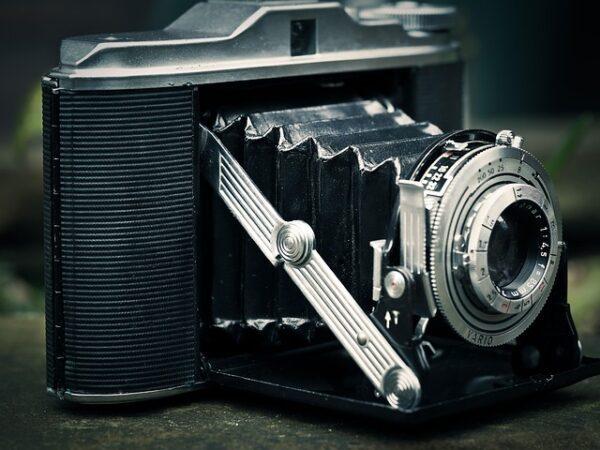 Symbolbild: Eine Fotokamera Agfa Isolette aus den 50er Jahren (Pixabay)