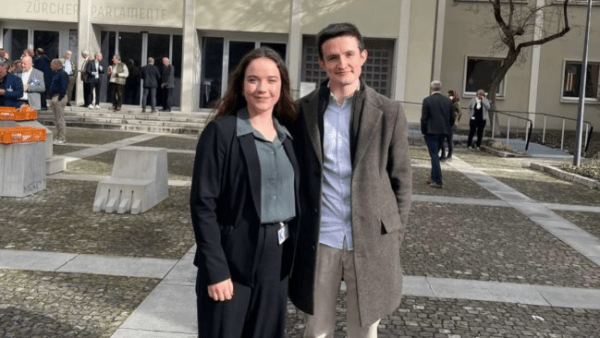Foto: Nadja Wirth und Benjamin Walder vor dem provisorischen Rathaus